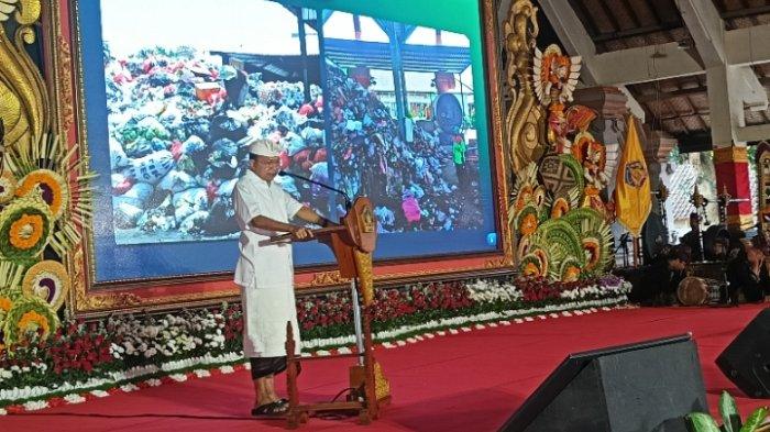 Masalah Sampah: Gubernur Bali, I Wayan Koster saat memaparkan masalah sampah di Wantilan Pura Samuantiga, Desa Bedulu, Kecamatan Blahbatuh, Gianyar, Bali, Jumat 11 Juni 2025.