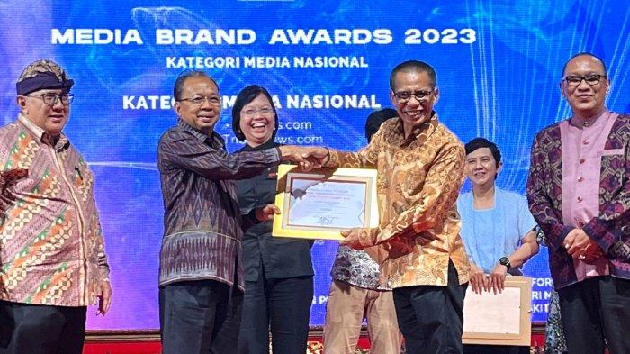 Dahlan Dahi (kanan) selaku CEO Tribun Network saat menerima penghargaan media brand award 2023 kategori media nasional dalam acara HUT ke-77 Serikat Perusahaan Pers (SPS) yang diserahkan oleh Gubernur Bali (kiri)