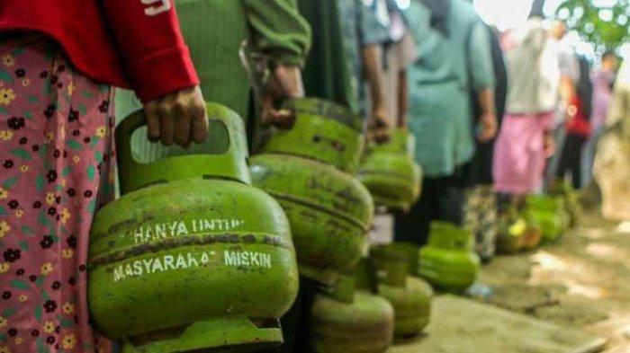 ANTRI - Kini wajib membeli gas melon alias LPG 3 Kg di pangkalan resmi yang bekerjasama dengan Pertamina. Agar subsidi tepat sasaran.