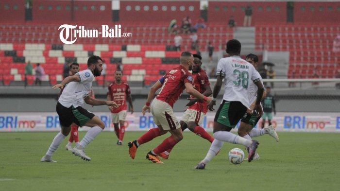 Laga Bali United vs PSS Sleman di Stadion Kapten I Wayan Dipta Gianyar, Bali dalam Liga 1 2023-2024 pada 1 Juli 2023.