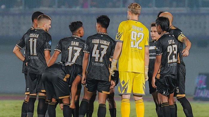 Laga Dewa United vs Persik Kediri dalam jadwal Liga 1 berlangsung di Stadion Indomilk Arena pada Jumat (21/7/2023). Dewa United menang 3-0 atas Persik Kediri dan kini memuncaki klasemen Liga 1 2023/2024.