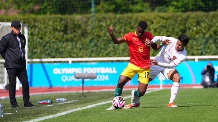 Pelatih Shin Tae-yong (paling kiri) tampak menyaksikan Muhammad Ferrari (kanan) menempel ketat pemain lawan di Laga Timnas U23 Indonesia vs Guinea di playoff Olimpiade Paris 2024 di Paris Prancis, Kamis, 9 Mei 2024. Timnas U23 Indonesia Gagal ke Olimpiade Usai Kalah dari Guinea 0-1, Shin Tae-yong Kartu Merah