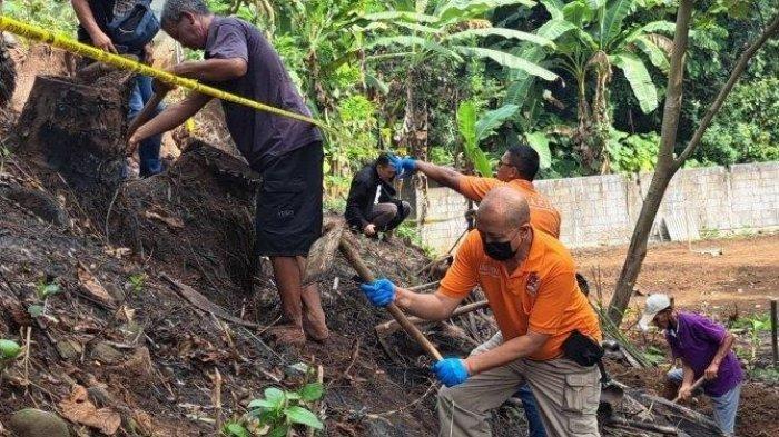 Tim Inafis Satreskrim Polresta Banyumas melakukan penggalian lanjutan di lokasi penemuan tulang bayi dugaan korban aborsi di RT 1 RW 4 Kelurahan Tanjung, Purwokerto Selatan, Kabupaten Banyumas, Jawa Tengah, Kamis 22 Juni 2023.