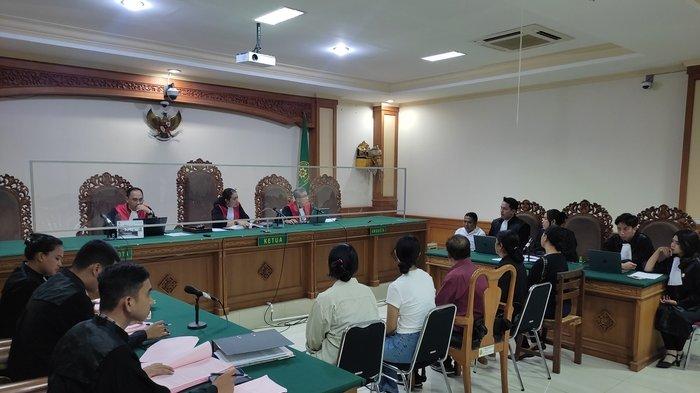LIMA SAKSI - Lima saksi diperiksa keterangannya untuk terdakwa Putu Suarya di persidangan Pengadilan Tipikor Denpasar, Jumat (19/4).