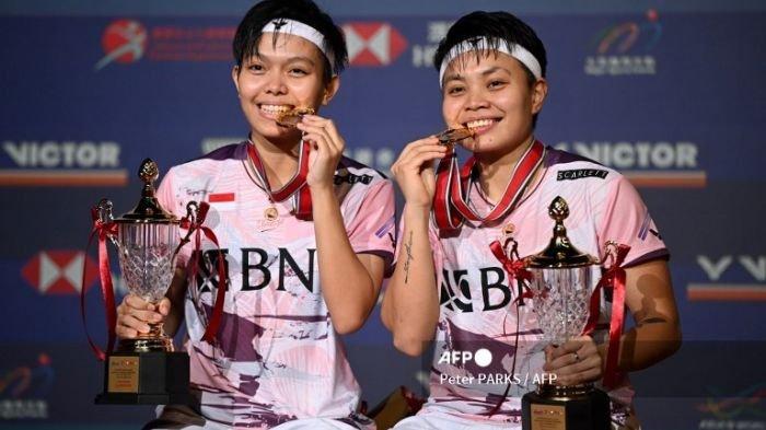 Apriyani Rahayu (Kanan) dan Siti Fadia Silva Ramadhanti (Kiri) Memenangkan Hong Kong Open 2023 Usai Taklukan Pasangan Pearly Tan dan Thinaah Muralitharan pada Laga Ganda Putri