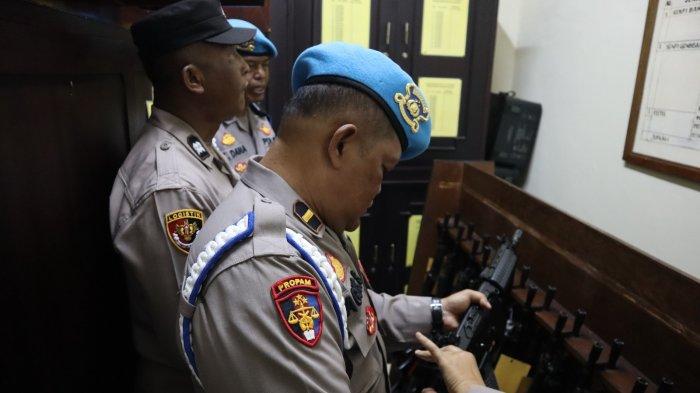 TES URINE – Sejumlah personel Polres Badung melakukan tes urine yang dilakukan Bid Propam dan Bid Dokkes Polda Bali, Rabu (8/1).
