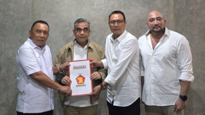 Pasangan bakal Calon Bupati dan Wakil Bupati Jembrana, I Nengah Tamba - I Made Suardana untuk Pilkada 2024 resmi menerima rekomendasi dari DPP Partai Gerindra, Minggu 11 Agustus 2024 malam. Mereka dikawal langsung oleh Ketua DPD Gerindra Bali, Made Mulyawan Arya (kanan) - Rekomendasi Gerindra Jatuh ke Tamba-Dana, PKB dan PPP Belum Keluarkan Rekomendasi ke Jembrana