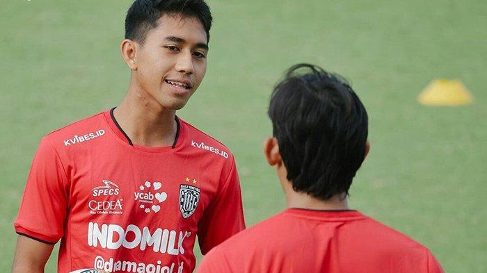 Nama besar Lionel Messi sebagai pemain terbaik dunia selalu dielu-elukan penggemarnya dati berbagai belahan dunia, tak jarang pemain lokal tanah air mengidolakannya, salah satunya pemain muda Bali United, Made Tito Wiratama.