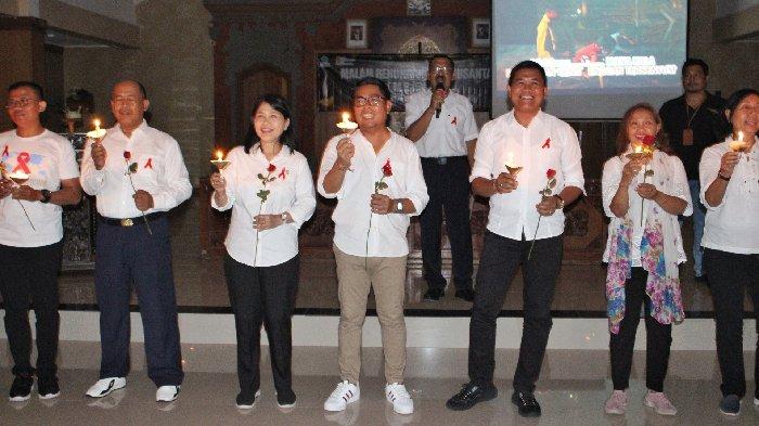 Renungan AIDS - Malam renungan AIDS nusantara di Aula Gedung Santhi Graha Denpasar, Sabtu (18/5) malam. Hingga Maret 2024, jumlah kasus HIV dan AIDS yang tercatat di sejumlah layanan di Kota Denpasar mencapai 15.810 kasus.