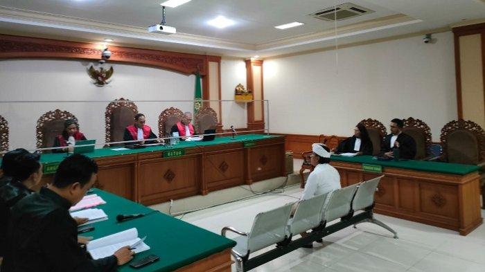 Mantan Bendesa Adat Berawa, Ketut Riana saat menjalani sidang agenda tuntutan di Pengadilan Tipikor Denpasar, pada Kamis 5 September 2024.