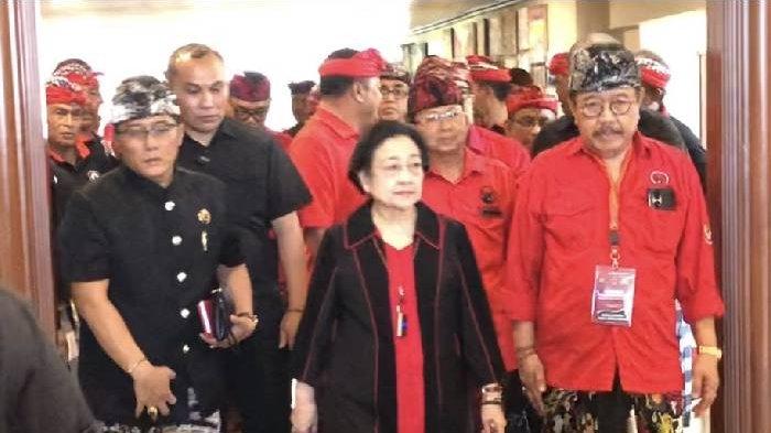Megawati Soekarnoputri hadir di Prime Plaza Hotel pada 22 November 2023. Tampak didampingi Giri Prasta dan Wayan Koster.