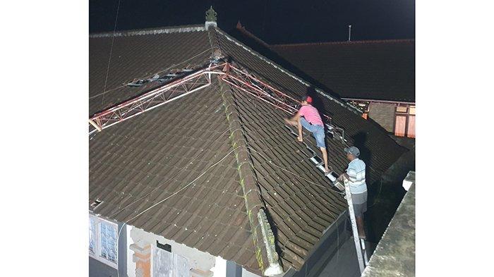 ROBOH - Menara pemancar di Kantor Disdukcapil Klungkung roboh saat terjangan angin kencang, Sabtu (22/3/2025).