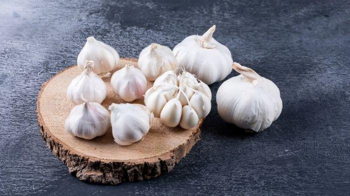 Hampir sebulan setelah Lebaran, harga bawang putih masih tinggi. Ini terjadi lantaran impor bawang putih masih rendah gegara terimbas kebijakan tarif Amerika Serikat dan rencana deregulasi impor Pemerintah Indonesia. Realisasi impor bawang putih baru mencapai 27,27 persen.