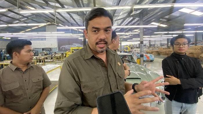 Menteri UMKM, Maman Abdurrahman saat berkunjung ke Tuksedo Studio, Ketewel, Gianyar, Bali pada Selasa 31 Desember 2024.