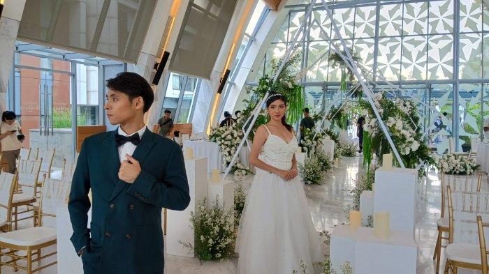Model pasangan berpose di wedding chapel Aryaduta Bali