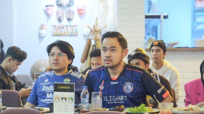 Momen ketika Gilang Widya Pramana alias Juragan 99 menyaksikam pertandinga Arema FC vs Persib di Turki