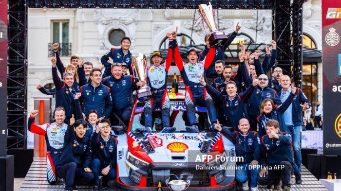 NEUVILLE Thierry, WYDAEGHE Martijn, Hyundai I20 Rally1, podium, potret selama Rallye Automobile Monte Carlo 2024, putaran pertama Kejuaraan Mobil Reli Dunia WRC 2024, dari 25 hingga 28 Januari 2024 di Monte Carlo, Monako.