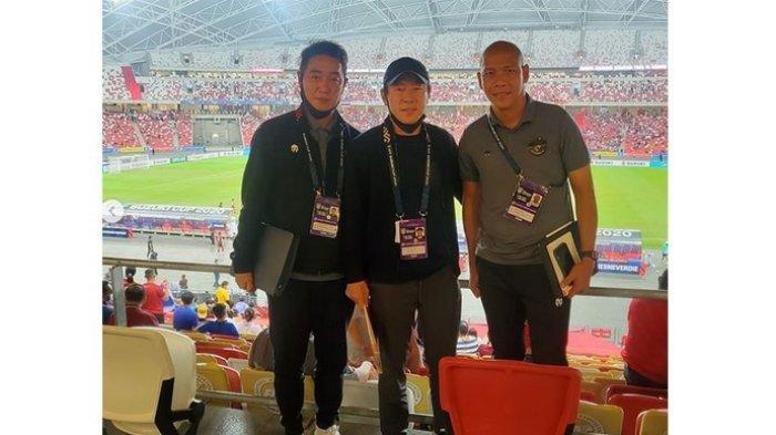 Pelatih Timnas Indonesia, Shin Tae-yong bersama dua asistennya, Choi In-Cheol dan Nova Arianto melihat langsung pertandingan leg kedua antara Vietnam vs Thailand, Minggu (26/12/2021). Final Piala AFF 2020 akan mempertemukan Timnas Indonesia Vs Thailand pada dua leg pertandingan, Rabu (29/12/2021) dan Sabtu (1/1/2022). Asisten pelatih Timnas Indonesia, Nova Arianto, mengemukakan pandangannya setelah drawing Kualifikasi Piala Dunia 2026 Zona Asia selesai dilakukan.