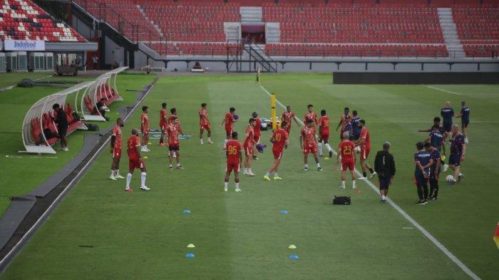 Official Training PSS Sleman di Stadion Kapten I Wayan Dipta sebelum laga perdana Bali United vs PSS Sleman pada Sabtu 1 Juli 2023.