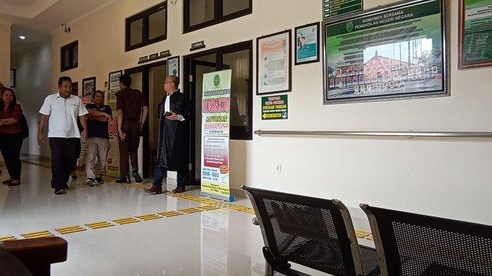 PNS NYABU - Made Bagiyasa alias Bagik (kemeja putih) saat menghadiri sidang putusan di PN Negara, belum lama ini. Bagik dipecat tidak dengan hormat karena terbukti terlibat kasus narkoba.
