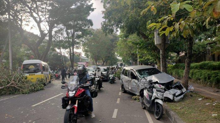 Olah TKP kecelakaan microbus travel dengan mobil pribadi di Jalan Raya Puputan Renon Denpasar, Bali, pada Sabtu 6 Juli 2024 - Kecelakaan Microbus Travel Dengan Mobil Xenia di Renon Bali, Polisi: Pengemudi Kurang Hati-hati