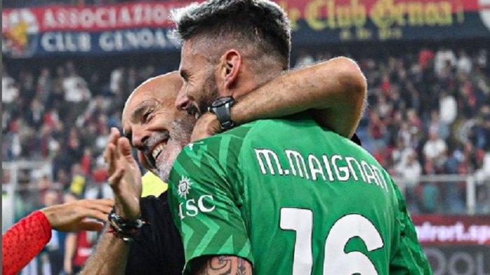 Olivier Giroud bersuka cita bersama Stefano Pioli usai AC Milan raih kemenangan lawan Genoa di pekan 8 Liga Italia 2023/2024.