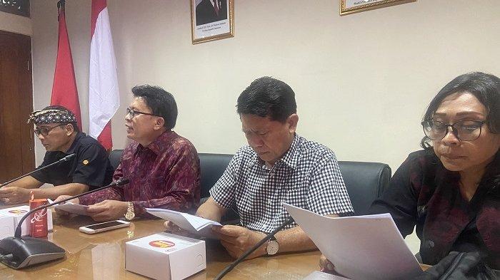 PERTEMUAN - Anggota Fraksi PDI Perjuangan DPRD Provinsi Bali adakan pertemuan bahas visual Dewa Siwa digunakan sebagai latar gambar belakang pertunjukan musik Disc Jockey (DJ), Selasa 4 Februari 2025.