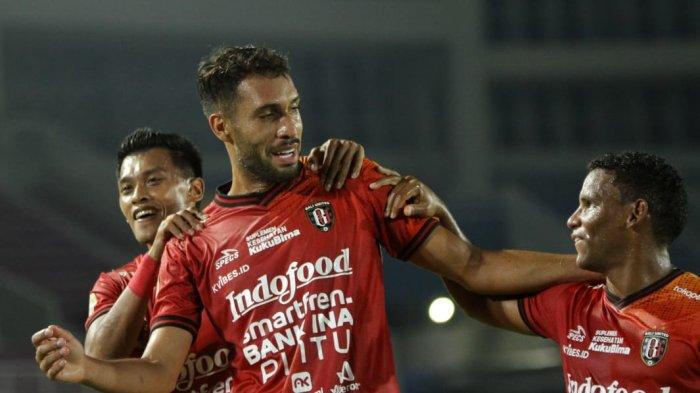 Elias Dolah mampu mengisi ruang kosong yang ditinggalkan Willian Pacheco. Bali United pun kini cukup tenang sudah ada jagoan di belakang yang sepadan dengan Pacheco.
Bali United sempat mendatangkan Wellington Carvalho. Namun performanya kurang nyetel bersama Bali United. Wellington pun dinilai tak bisa menggantikan peran Pacheco mengawal lini belakang.