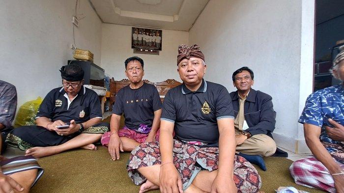 Paman Kadek Karmawan, sekaligus Bhabinkamtibmas Bebalang bernama I Nyoman Dama, saat ditemui di rumah duka, Senin 12 Februari 2024.
