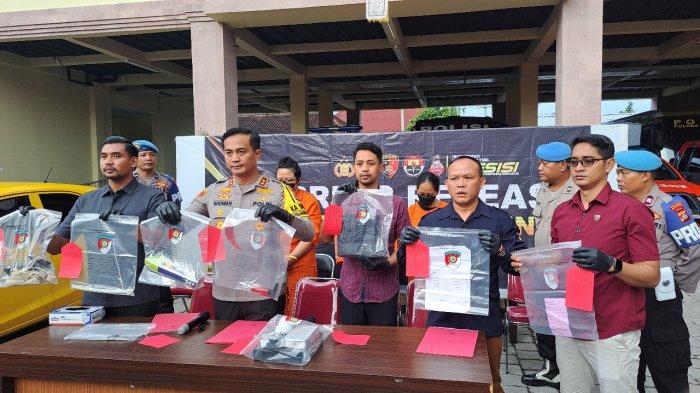 Barang bukti - Kapolres Buleleng, AKBP Ida Bagus Widwan Sutadi (dua dari kiri) menunjukkan barang bukti alat yang digunakan pelaku untuk menganiaya Pande Gede Putra, dalam pers release yang digelar Kamis (13/2)