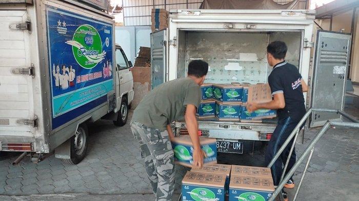 PEMASARAN - Para pekerja saat proses distribusi air minum kemasan PT Tirta Mumbul Jaya Abadi (Yeh Buleleng).