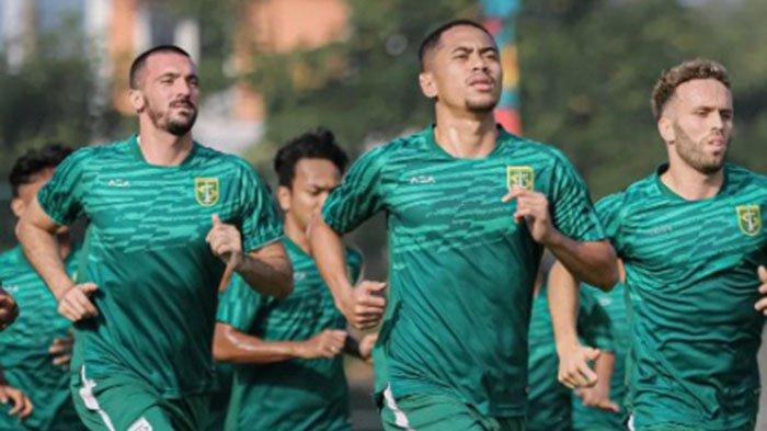 Para pemain Persebaya Surabaya melakukan latihan rutin jelang laga Liga 1 belum lama ini. Persebaya Surabaya vs PSM Makassar: Prediksi Skor, Susunan Pemain & 2 Pemain Kunci Uston Comeback