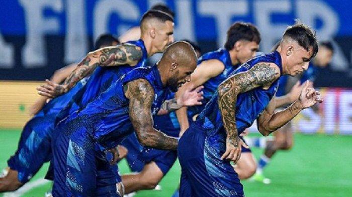 Para pemain Persib Bandung melakukan pemanasan sebelum laga Championship Series Liga 1 belum lama ini. Hot Persib Bandung Bursa Transfer Liga 1 2024, Pemain Ketikung Malut United, Siap Sikut 2 Klub Ini