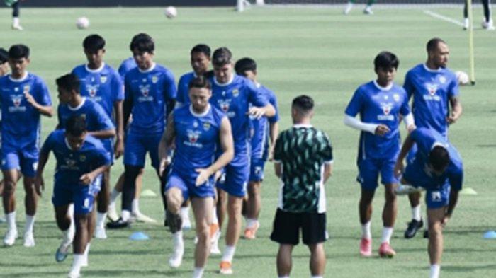 Para pemain Persib tengah berlatih dalam persiapan hadapi ACL 2 beberapa waktu lalu. Operator Liga 1 atau PT Liga Indonesia Baru (LIB) akhirnya menyetujui permohonan Persib Bandung untuk menunda pertandingan melawan Bali United di pekan 12 Liga 1 2024/2025.