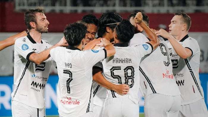 Para pemain Persija Jakarta rayakan kemenangan atas Arema FC.