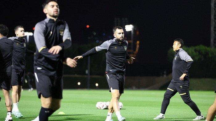 Para pemain Timnas Indonesia, Jordi Amat, Sandy Walsh, dan Justin Hubner bersama rekannya saat menggelar latihan di Doha, Qatar sebagai persiapan di Piala Asia 2023 belum lama ini. Timnas Indonesia akan melakoni laga perdana melawan Irak di Grup D Piala Asia 2023 pada 15 Januari 2024.