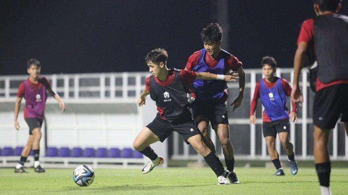 Para pemain Timnas U17 Indonesia melakukan latihan beberapa waktu lalu. Hal itu dilakukan sebagai persiapan menghadapi laga pertama di Piala Dunia U17 2023 antara Timnas Indonesia vs Ekuador di Stadion Gelora Bung Tomo, Surabaya, Jumat 10 November 2023.