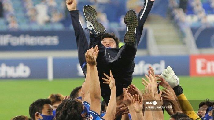Para pemain Ulsan Hyundai merayakan dengan pelatih Kim Do-hoon setelah memenangkanFinal Liga Champions Asia pada 19 Desember 2020 di Stadion al-Janoub di kota Al Wakrah, Qatar. KARIM JAAFAR / AFP