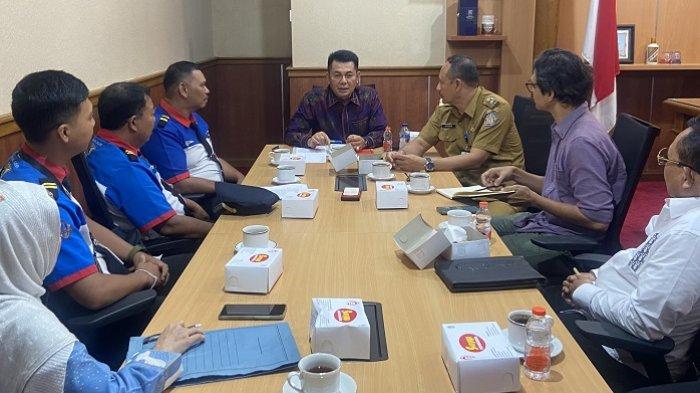 Para pengguna, pramudi dan operator Bus Trans Metro Dewata lakukan Audiensi ke Kantor DPRD Bali pada, Senin 13 Januari 2025.