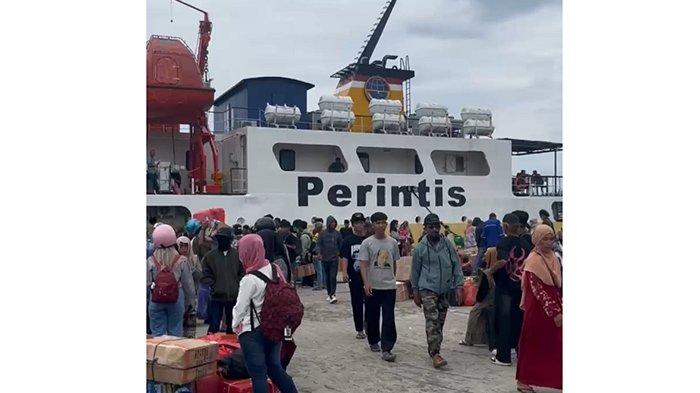 ARUS MUDIK - Para penumpang kapal Sanus 51 saat menunggu di shelter penumpang Dermaga III, Pelabuhan Celukan Bawang, Kecamatan Gerokgak, Buleleng. Lonjakan penumpang mulai terlihat sejak Senin (17/3).