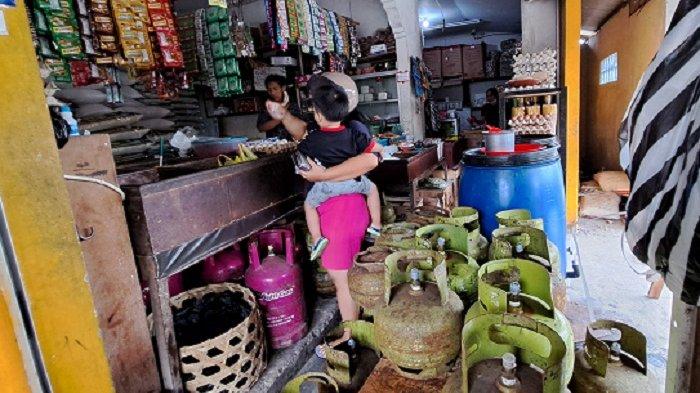 Pasokan gas LPG di Pangkalan milik Gusti Ketut Sandi Putra.