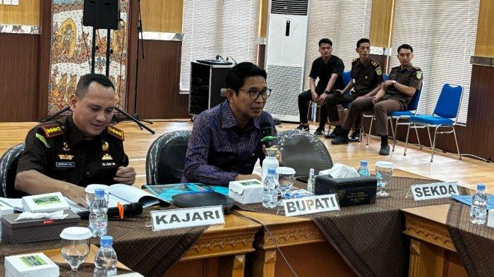 Bupati Badung Wayan Adi Arnawa berdiskusi dengan Kepala Kejari Badung Sutrisno Margi Utomo terkait pemberian program bantuan Hari Besar Keagamaan di Aula Satya Adhi Wicaksana Kejari Badung, Selasa 11 Maret 2025. Pastikan Program Bantuan Hari Besar Keagamaan Sesuai Regulasi, Bupati Mohon Pertimbangan Hukum