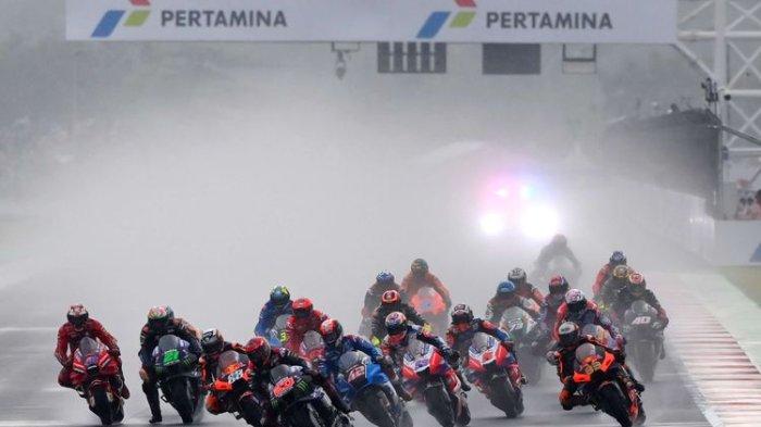 Para pebalap melaju saat balapan MotoGP seri Pertamina Grand Prix of Indonesia di Pertamina Mandalika International Street Circuit, Lombok Tengah, NTB, Minggu 20 Maret 2022