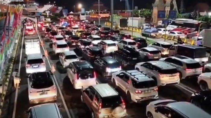GILIMANUK - Berbagai persiapan untuk pengamanan arus mudik Lebaran 2025 mulai dimatangkan. Mulai dari infrastruktur, personel pengamanan, hingga operasional armada kapal selama Angkutan Lebaran (Angleb).
Para pengguna jasa diharapkan mudik lebih awal mengingat akan ada penutupan Pelabuhan Ketapang mulai 28 Maret pukul 17.00 WIB dan Pelabuhan Gilimanuk ditutup mulai 29 Maret pukul 05.00 WITA.