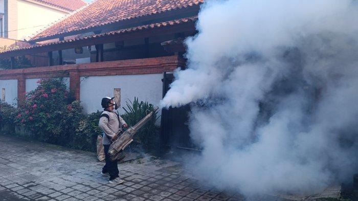 Pelaksanaan fogging fokus di Jalan Tukad Balian Gang Wirasatya Gang VII Desa Sidakarya Denpasar