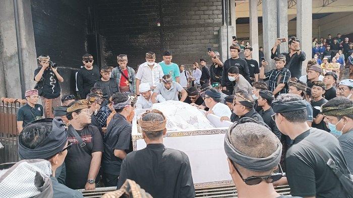 Pelaksanaan kremasi jenazah Putu Bagus Trisna Hadibrata (34) alias Bombom di Krematorium Santha Yana Cekomaria, Peguyangan Kangin, Denpasar, Sabtu 10 Februari 2024.
