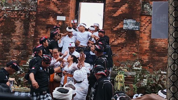 Pelaksanaan tradisi Ngerebong di Pura Agung Petilan Pengrebongan Kesiman Denpasar, Bali, Minggu 11 Mei 2025.