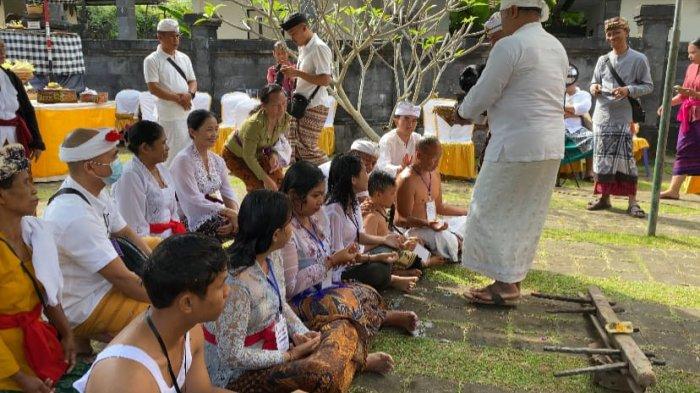 Pelaksanaan upacara ruwatan sapuh leger di RSJ Provinsi Bali. Jumat (21/6/2024)