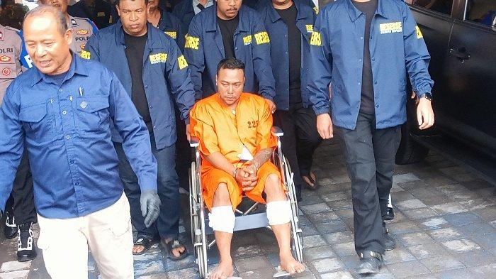 DIGIRING - Pelaku Bastomi Prasetiawan alias Mas Pras digiring saat akan dihadirkan pada konferensi pers yang dilakukan Polresta Denpasar, Senin 17 Februari 2025. Pelaku penusukan Kadek Parwata di Jalan Nangka, Denpasar, Bali ini akan kabur ke Tarakan, Kalimantan sebelum akhirnya tertangkap.