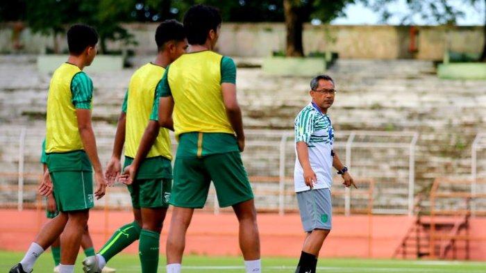 Pelatih Aji Santoso saat memimpin latihan perdana Persebaya Surabaya untuk persiapan musim 2023-2024 di Stadion Gelora 10 November Surabaya, Rabu 10 Mei 2023 sore.
